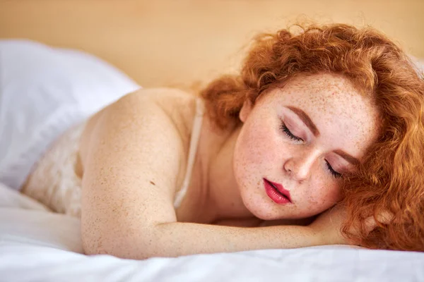 Υπέροχη ήρεμη κοκκινομάλλα γυναίκα που ξεκουράζεται, κοιμάται στο σπίτι — Φωτογραφία Αρχείου