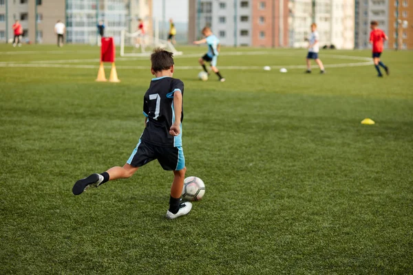 Futbolistas jóvenes en el partido de fútbol en el estadio —  Fotos de Stock