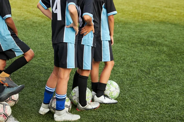 Jovens jogadores caucasianos em treinamento de futebol — Fotografia de Stock