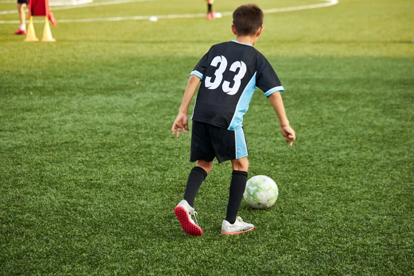 Jóvenes jugadores caucásicos en el entrenamiento de fútbol —  Fotos de Stock