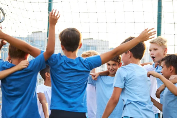 Felice gruppo di bambini festeggiano la loro vittoria nella competizione sportiva — Foto Stock