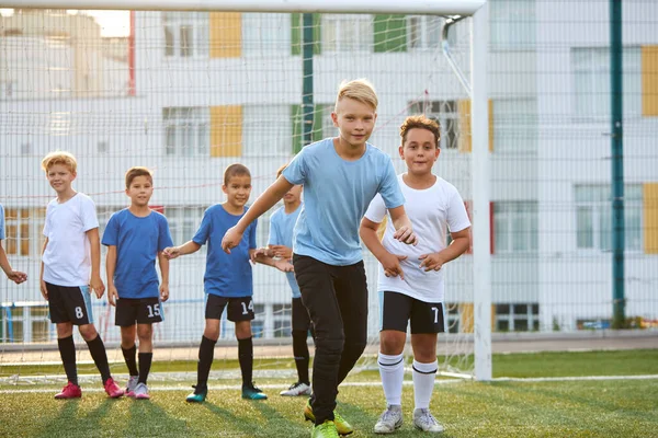 Gruppo di ragazzi sportivi atletici che giocano a calcio — Foto Stock