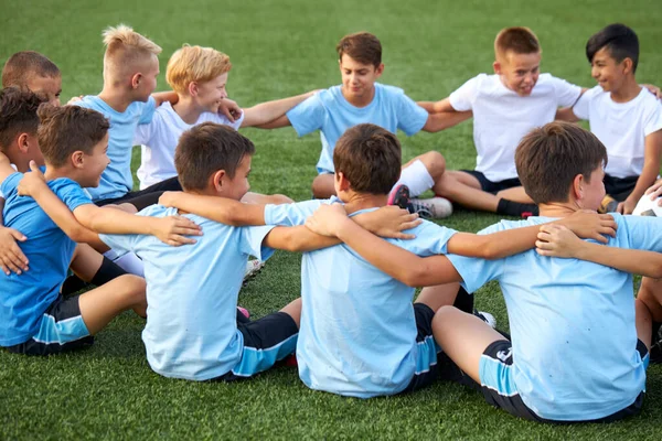 足球队的小朋友们在决赛前聚在一起 — 图库照片