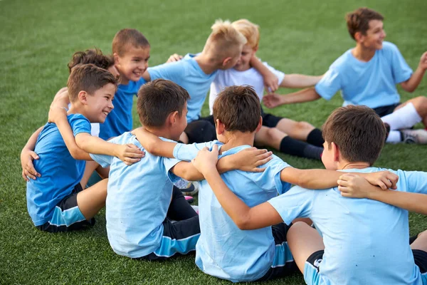 Crianças da equipe de futebol se reuniram antes da partida final do torneio — Fotografia de Stock