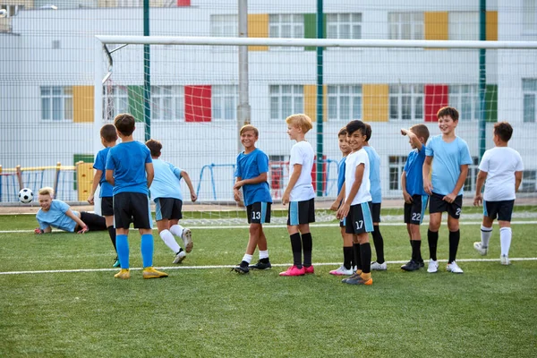 Entrenamiento de niños deportivos antes del partido de fútbol —  Fotos de Stock