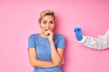 Doktor üniformalı erkek hasta kadın için enjeksiyon hazırlıyor.