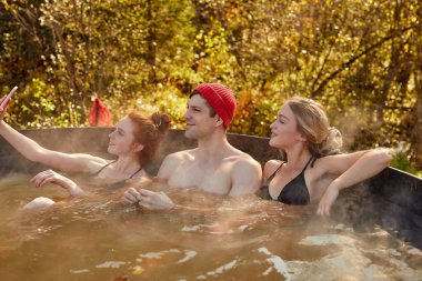 Gençler dışarıda jakuzinin tadını çıkarıyorlar.