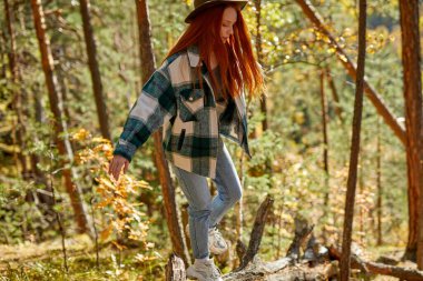 Genç ve formda bir dişi dağlara tırmanmaya çalışıyor.