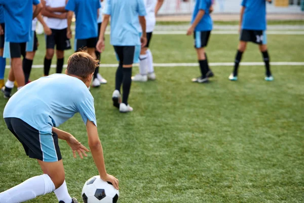 青少年足球队在体育场的训练及足球比赛 — 图库照片