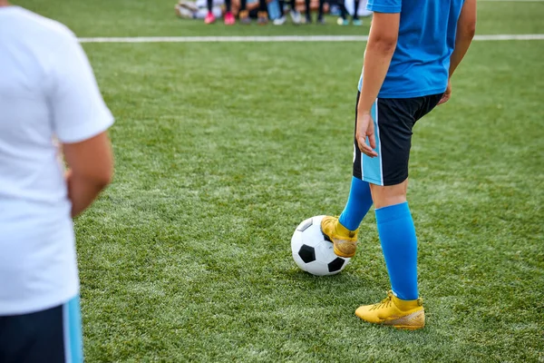 Menino esportivo chutando bola, pena — Fotografia de Stock