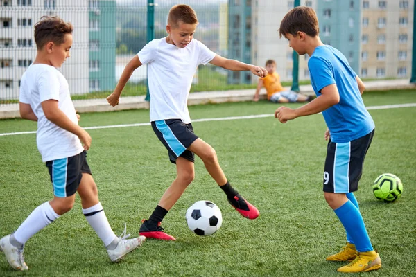 청소년 축구팀들이 경기장에서 훈련하고 축구 경기를 하는 모습 — 스톡 사진