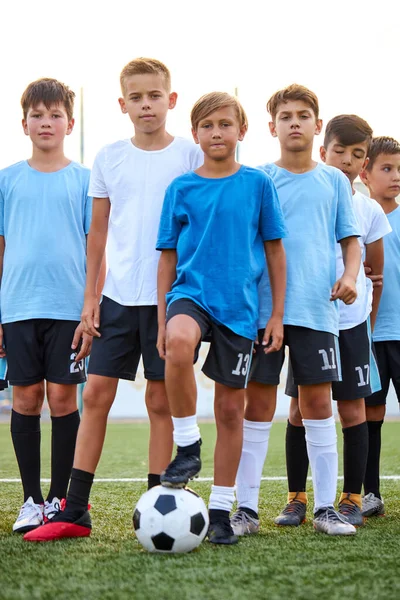 Retrato de equipe confiante de jovens jogadores de futebol — Fotografia de Stock