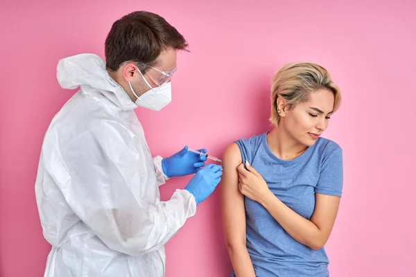 Säker läkare med spruta som gör injektionsvaccin, influensa, influensa i kvinnans skuldra — Stockfoto