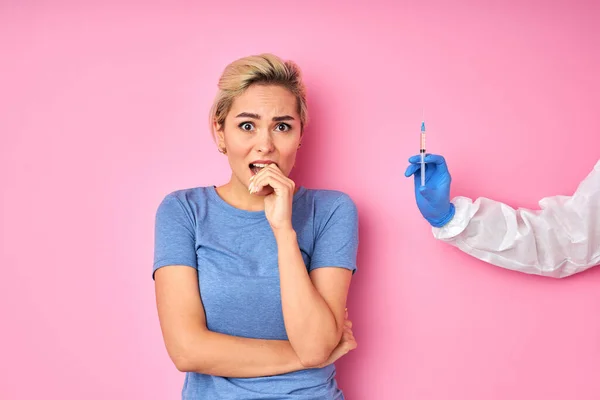 Médecin masculin en uniforme médical préparant l'injection pour la femme malade — Photo