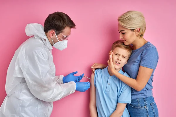 Man läkare som ger vaccin skott till skrämda barn pojke — Stockfoto