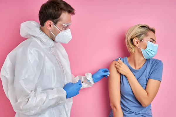 Kısa saçlı sevimli yetişkin kadın aşıdan korkuyor. — Stok fotoğraf