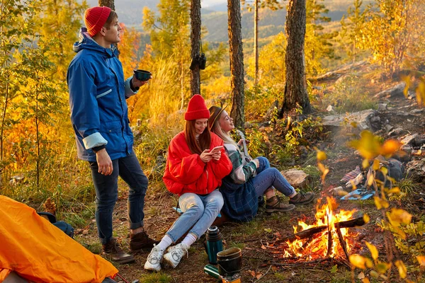 Campeggio tenda campeggio nella natura felici amici caucasici in autunno nella foresta naturale, escursione — Foto Stock