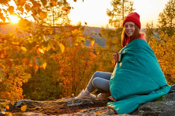 Giovane viaggiatore femminile siede godendo di tè caldo sulle montagne — Foto Stock