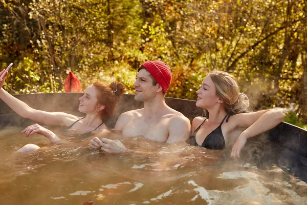 Gençler dışarıda jakuzinin tadını çıkarıyorlar.