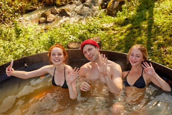 Geleneksel Japon hamamında Kafkas dostları, fıçı-furako