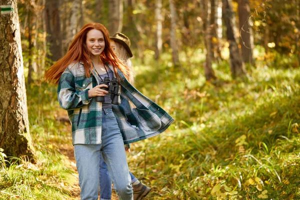 Рыжие и блондинки веселятся во время прогулки по лесу — стоковое фото
