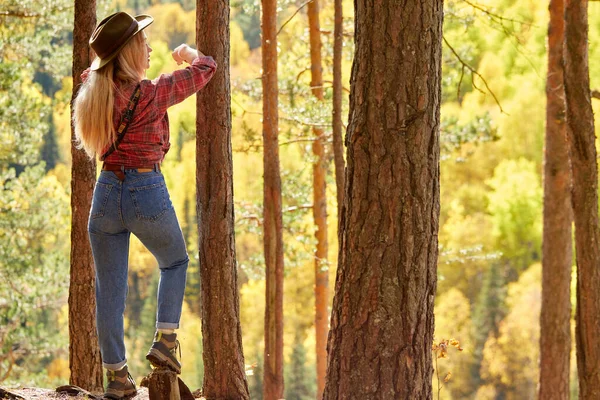 Rückansicht einer schönen Frau, die die Zeit im Wald genießt — Stockfoto