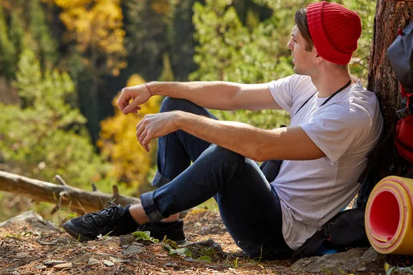 Viaggiatore spensierato relax maschile sul bordo di una cima di montagna — Foto Stock