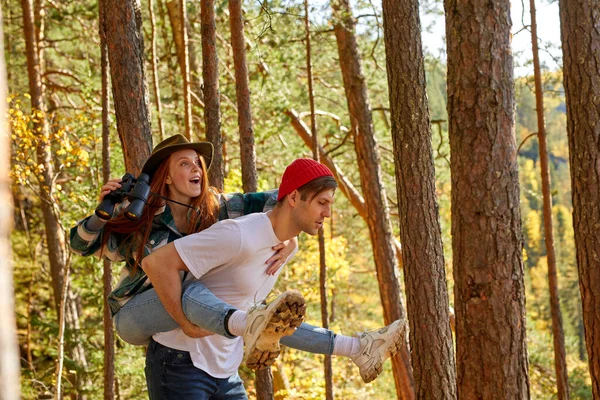 Happy caucasian couple having fun during hike — Stock Photo, Image