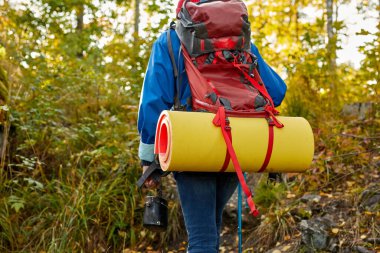 Yürüyüş sırasında turistin dikiz aynası.