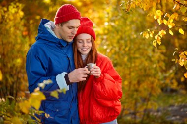 Güzel çift seyahatleri sırasında sıcak çay içer dağlarda yürüyüş yapar, ormanlarda gezer.