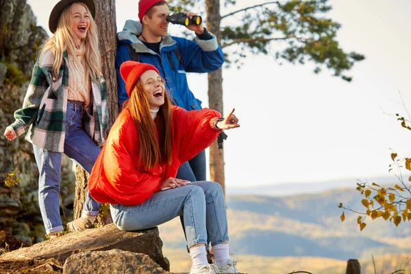 Jóvenes activos se divierten al aire libre en el bosque —  Fotos de Stock