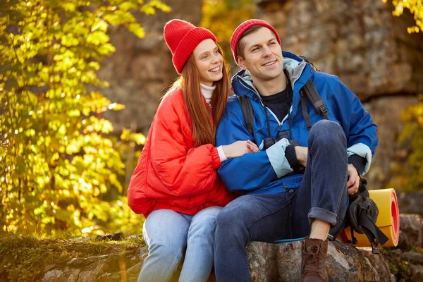 白人夫婦は山の上の森で休暇や週末を楽しむ — ストック写真