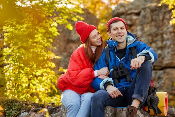 Szép fehér pár élvezi az időt a hegyekben. — Stock Fotó