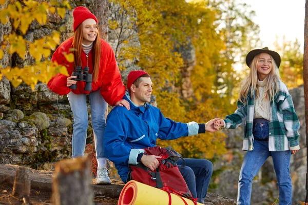 Dos mujeres y el hombre mirando en hermosas montañas de otoño —  Fotos de Stock