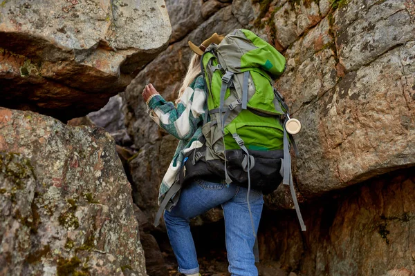 Vista trasera de la mujer senderismo deportivo que va en el pico de las montañas — Foto de Stock