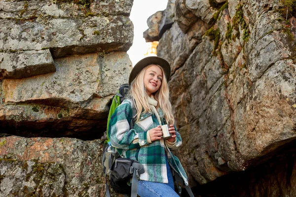 Beautiful caucasian blonde female is travelling alone on mountains — Stock Photo, Image