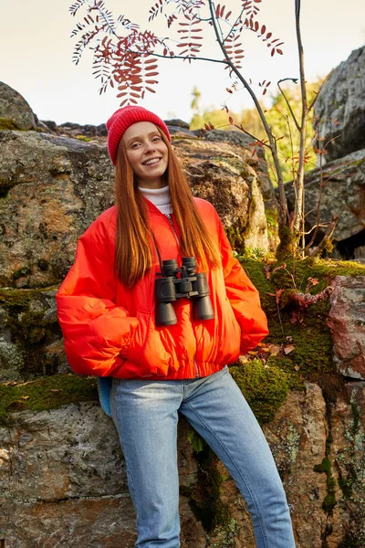 Κοκκινομάλλα καυκάσιος γυναίκα χρησιμοποιεί κιάλια για την καλύτερη περισυλλογή της φύσης γύρω — Φωτογραφία Αρχείου