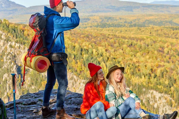 Duas mulheres e homem olhando em belas montanhas de outono — Fotografia de Stock