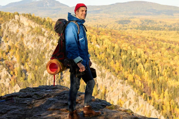 Sporty man with backpack on the mountain peak ,landscape with man, rocks — Stock Photo, Image