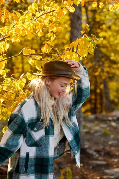 Schattige Kaukasische vrouw poseert in de buurt van boom — Stockfoto