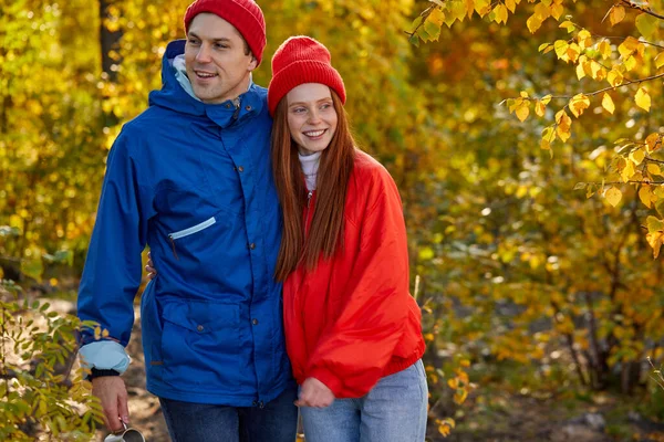 Portré egy gyönyörű fiatal kaukázusi párról, akik őszi erdőben állnak és ölelkeznek. — Stock Fotó