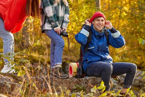 Handsome smiling male looks at camera, have rest after mountain climbing — Stock Photo, Image