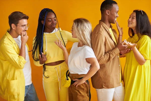 Grupo multiétnico amistoso de jóvenes tienen conversación, sonrisa — Foto de Stock