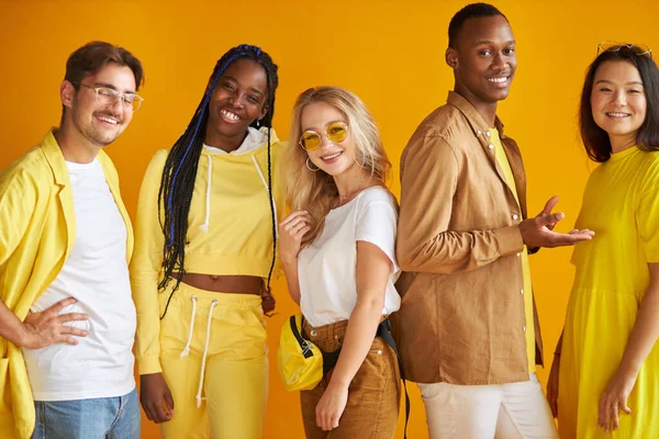 Sarı arka planda izole edilmiş bir grup mutlu erkek ve kadın. — Stok fotoğraf