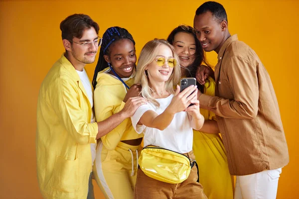 Şık uluslararası gençlik grubu sarı arka planda izole edilmiş selfie çekiyor. — Stok fotoğraf