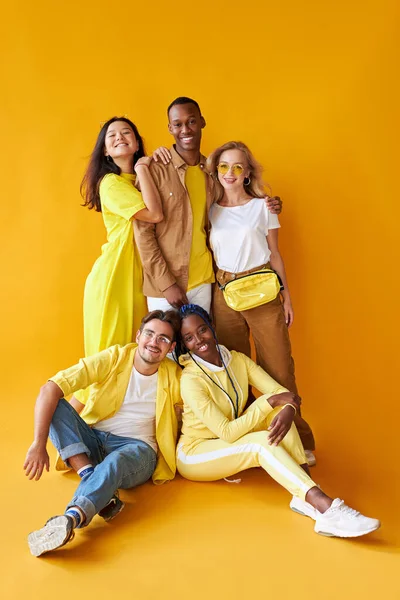 Grupo de amigos multiétnicos, personas de diferentes culturas aisladas sobre fondo amarillo — Foto de Stock