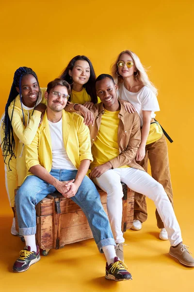 Gruppe multiethnischer Freunde, Menschen verschiedener Kulturen isoliert auf gelbem Hintergrund — Stockfoto