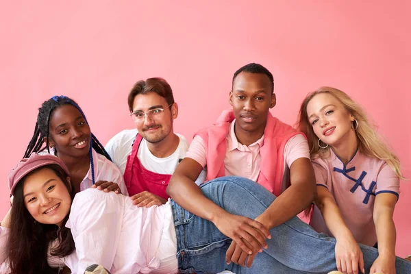 Opgewonden interraciale groep van de jeugd veel plezier, glimlach, lachen — Stockfoto