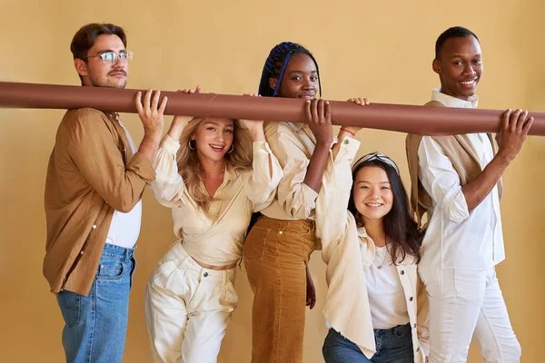 Bela equipe multiétnica de modelos se divertir com fundo rolo — Fotografia de Stock