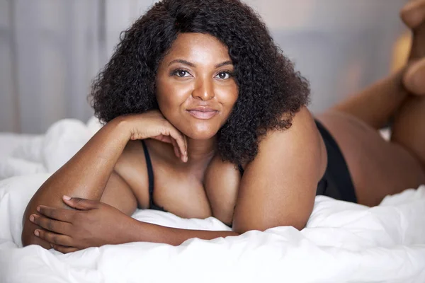 Αφρο-αμερικανική υπέρβαρη γυναίκα απολαμβάνουν τα Σαββατοκύριακα στο σπίτι στο κρεβάτι — Φωτογραφία Αρχείου